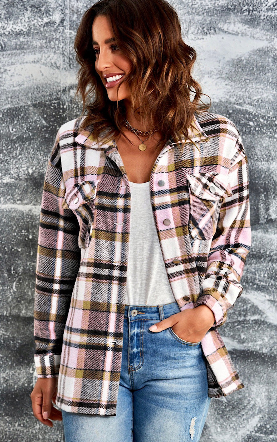 Cómoda chaqueta de cuadros con botones y bolsillos
