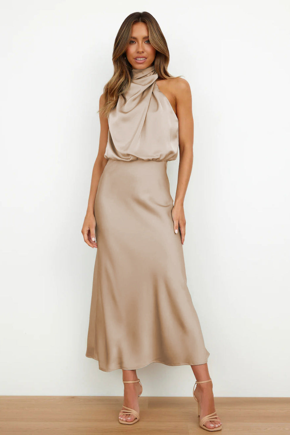 Elegante vestido largo con escote asimétrico y diseño refinado