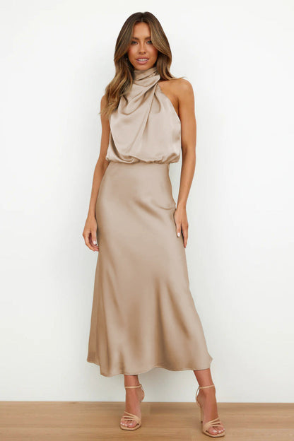 Elegante vestido largo con escote asimétrico y diseño refinado