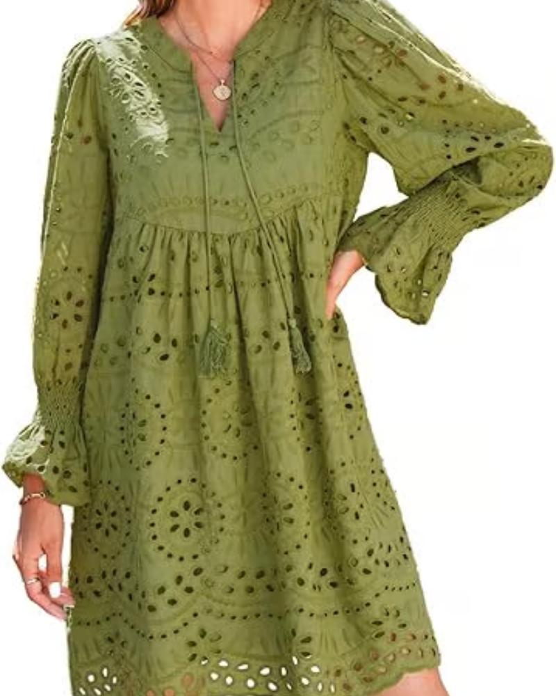 Vestido corto de encaje con encanto intemporal