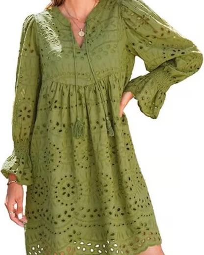 Vestido corto de encaje con encanto intemporal