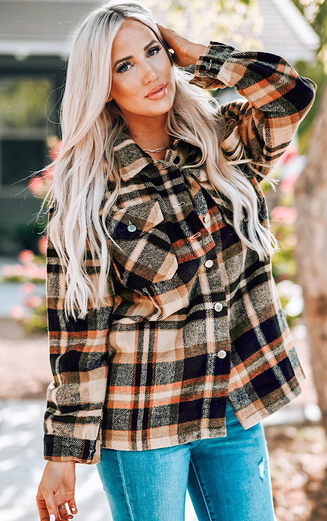 Cómoda chaqueta de cuadros con botones y bolsillos