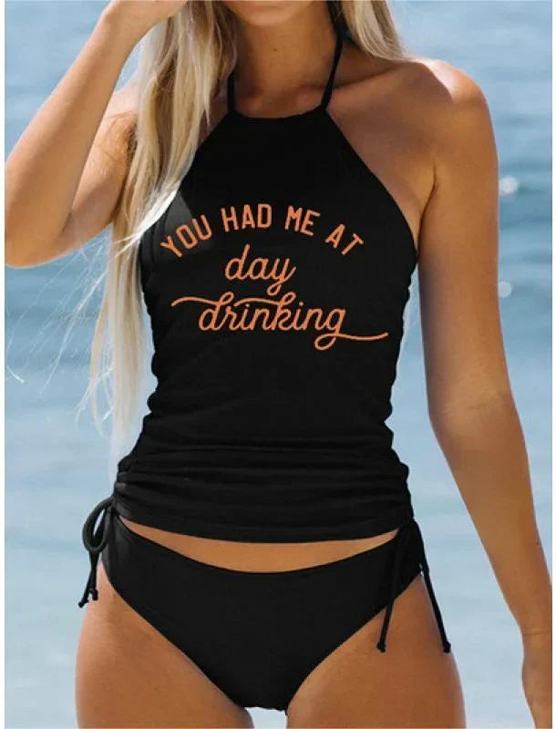 Elegante bañador negro de cuello medio con estampado