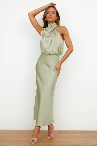 Elegante vestido largo con escote asimétrico y diseño refinado