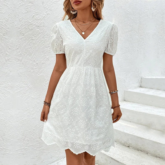 Juguetón vestido de verano con bordado