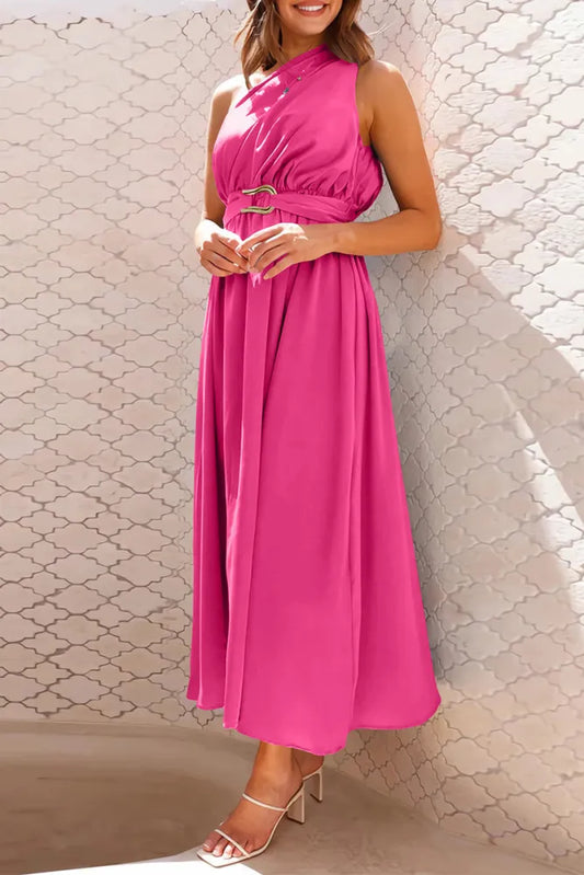 Elegantes vestidos de noche con escote inclinado y adornos de accesorios metálicos sólidos
