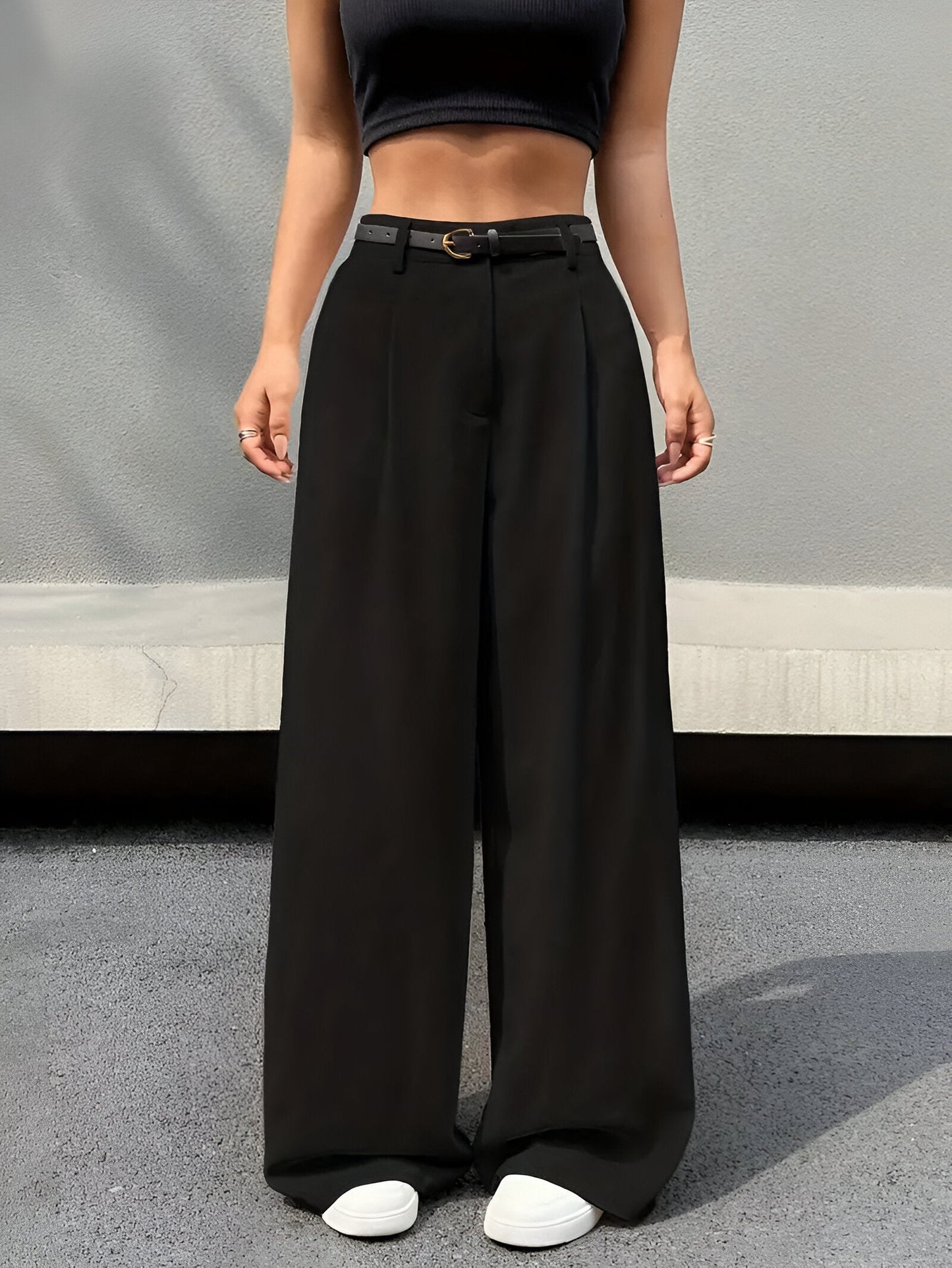 Elegante pantalón con cintura alta y perneras anchas y plisadas