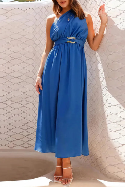 Elegantes vestidos de noche con escote inclinado y adornos de accesorios metálicos sólidos
