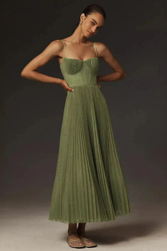 Elegante vestido con tirantes estrechos y falda midi plisada