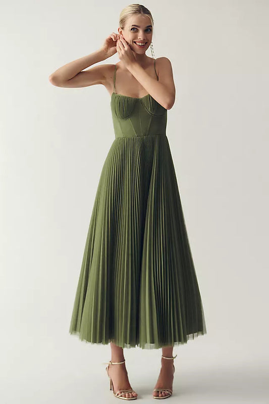 Vestido de noche plisado con corsé estructurado