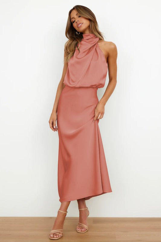 Elegante vestido largo con escote asimétrico y diseño refinado