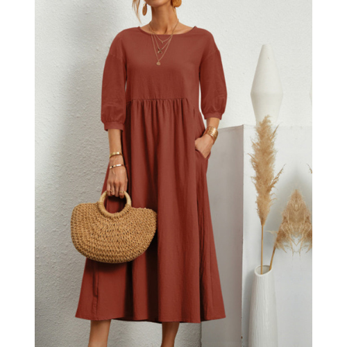 Elegante vestido de verano con smoking y detalles románticos
