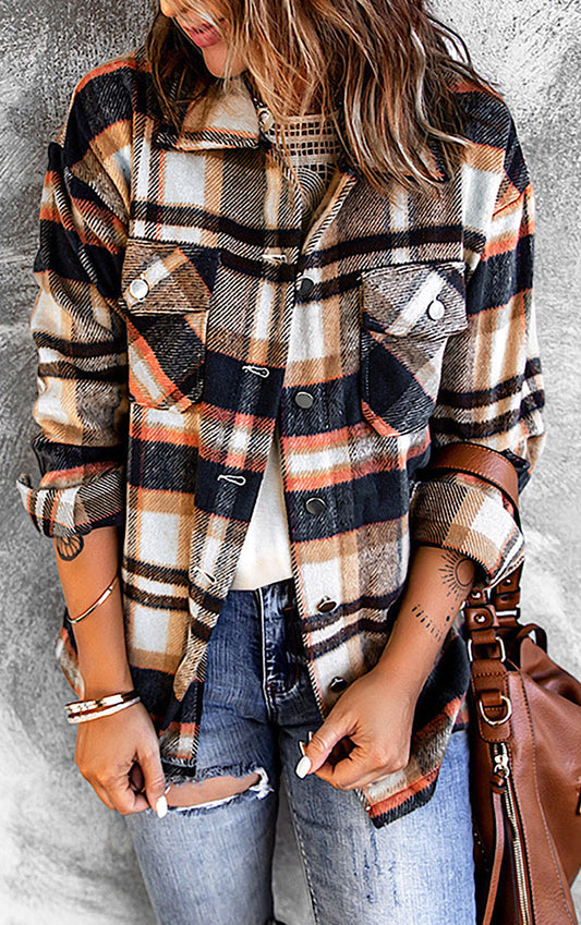 Cómoda chaqueta de cuadros con botones y bolsillos