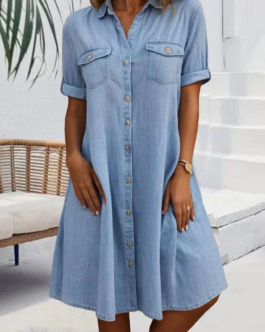 Vestido corto de manga corta con cuello clásico y detalles de botones delanteros