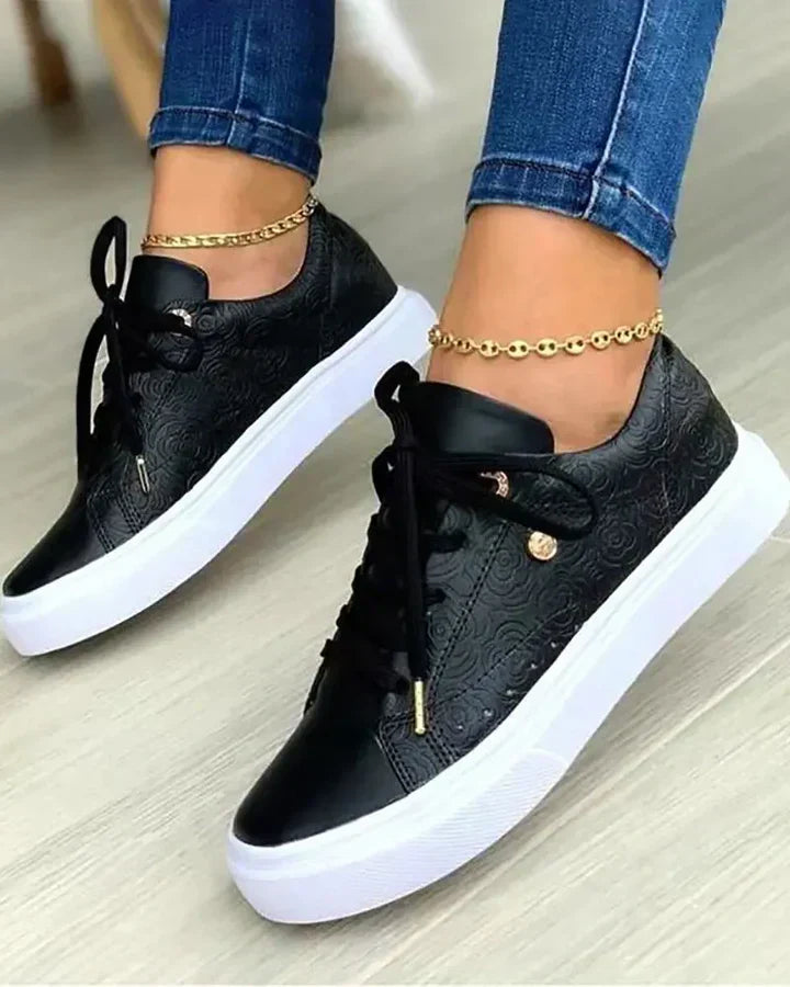 Zapatillas chic con detalles dorados