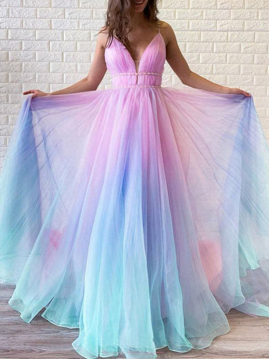 Vestido de noche largo elegante de mujer con tirantes finos y degradado de color