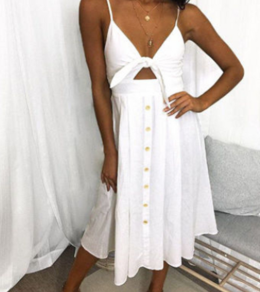 Elegante vestido de verano con tirantes finos y detalles cruzados para ocasiones especiales