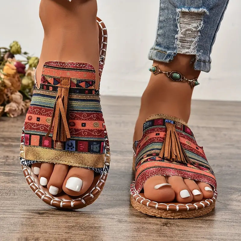 Vanessa® | Sandalias planas de estilo étnico con detalle de borlas