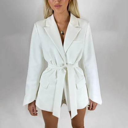 Chaqueta con cinturón: la solución perfecta para crear una silueta sofisticada