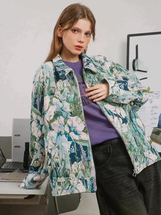 Chaqueta oversize brillante con estampado floral.