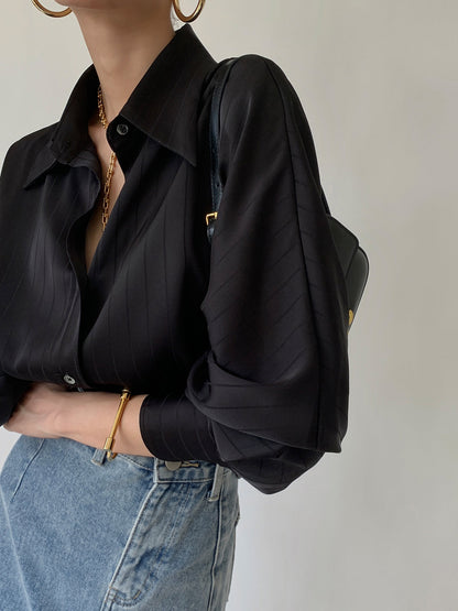 Clara | Camisa oversize con cuello alto y botones