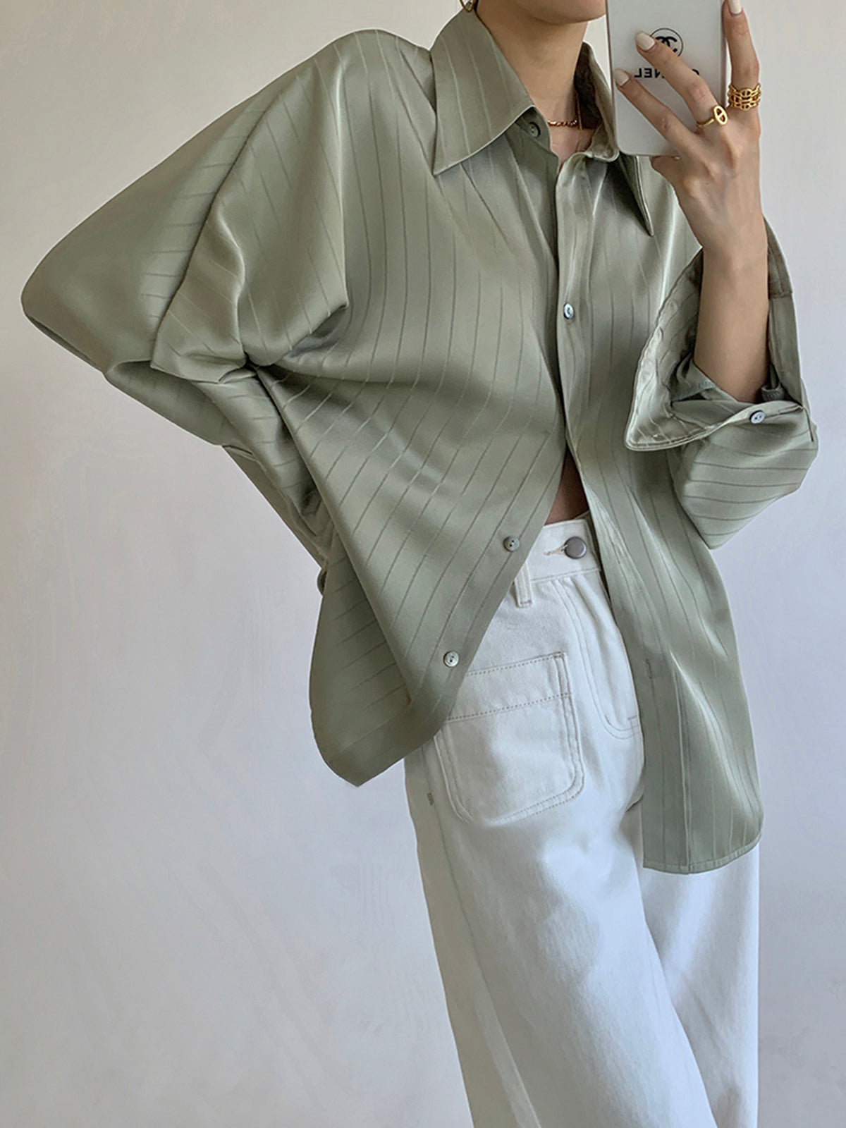 Clara | Camisa oversize con cuello alto y botones