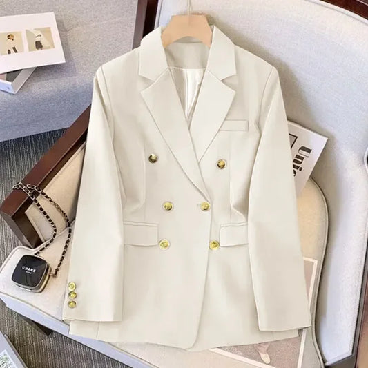 Chaqueta blanca con botones dorados