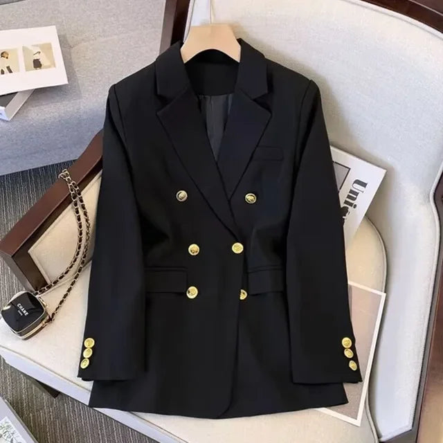 Chaqueta blanca con botones dorados