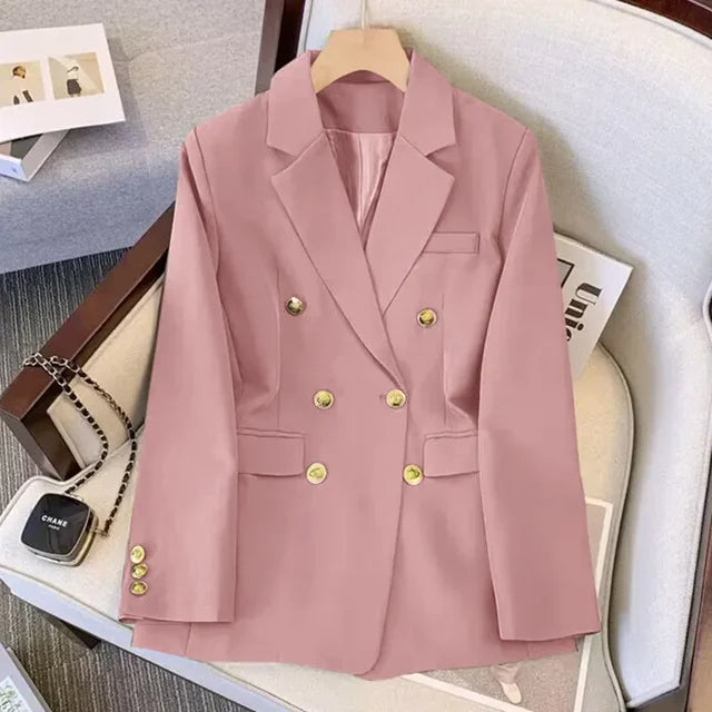Chaqueta blanca con botones dorados