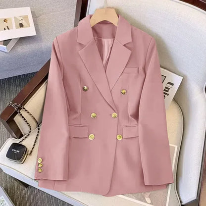 Chaqueta blanca con botones dorados