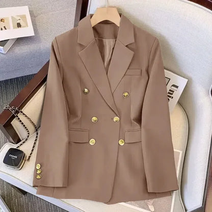 Chaqueta blanca con botones dorados