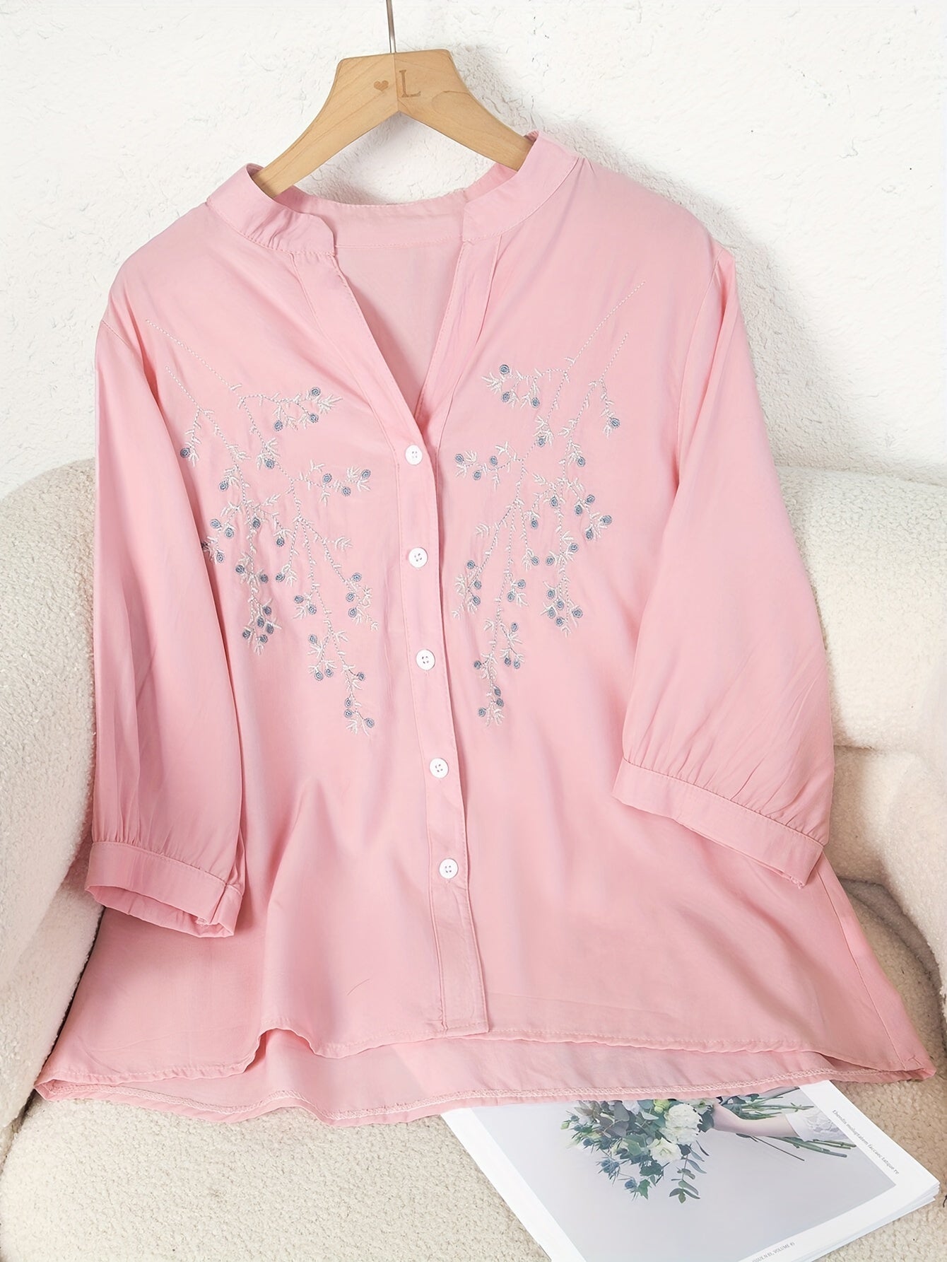 Blusa con estampado floral - Diseño con botones delanteros y cuello alto
