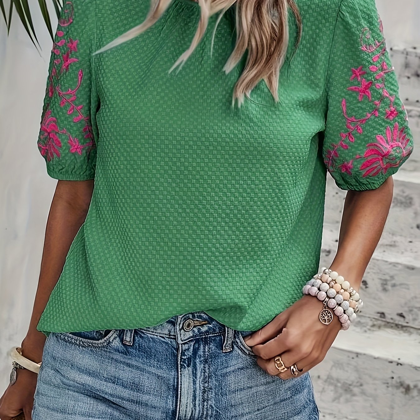 Blusa - Motivo floral bordado y material transpirable