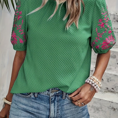 Blusa - Motivo floral bordado y material transpirable
