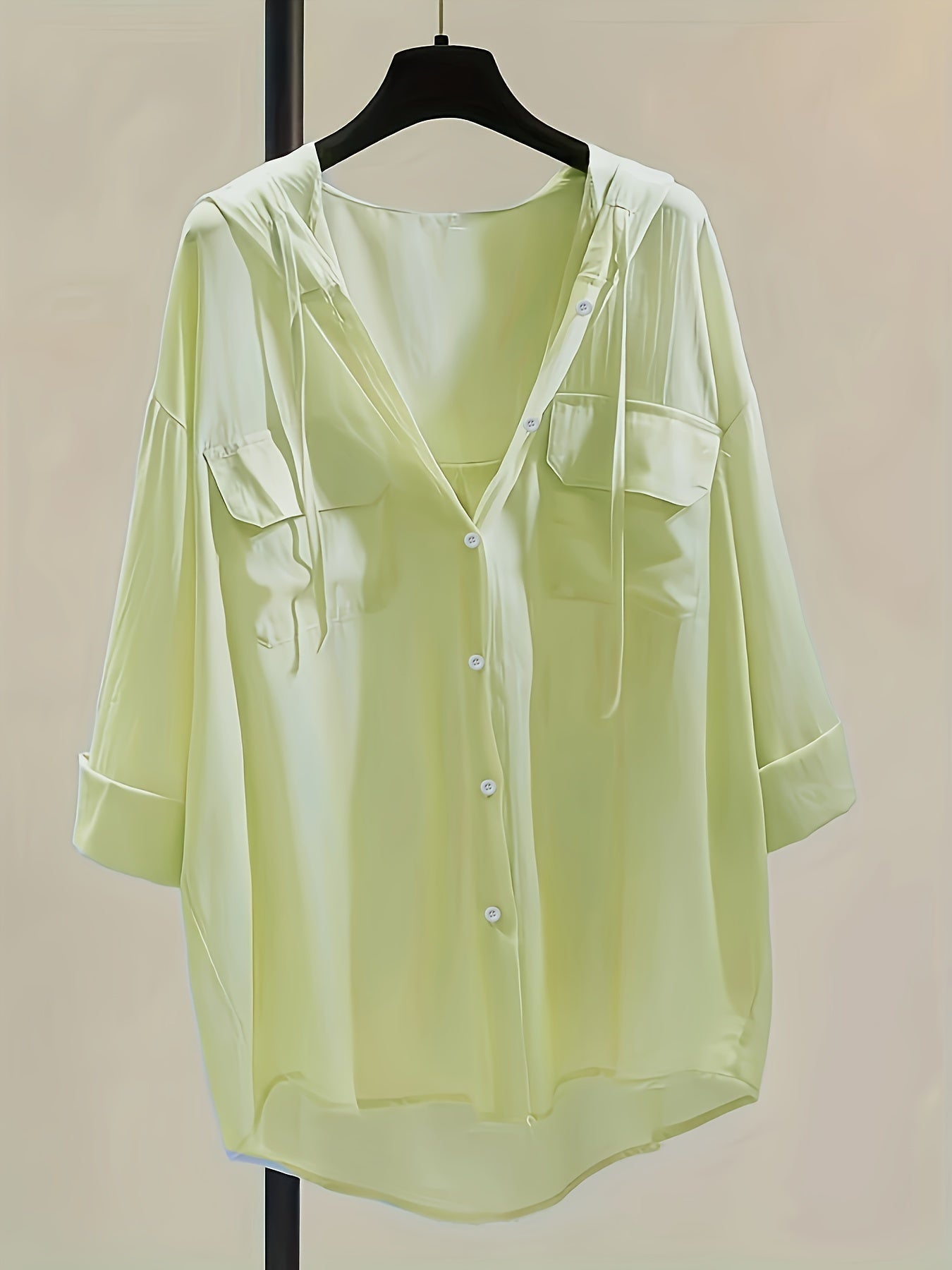 Blusa con capucha y botones - Detalle de cordón y ajuste cómodo