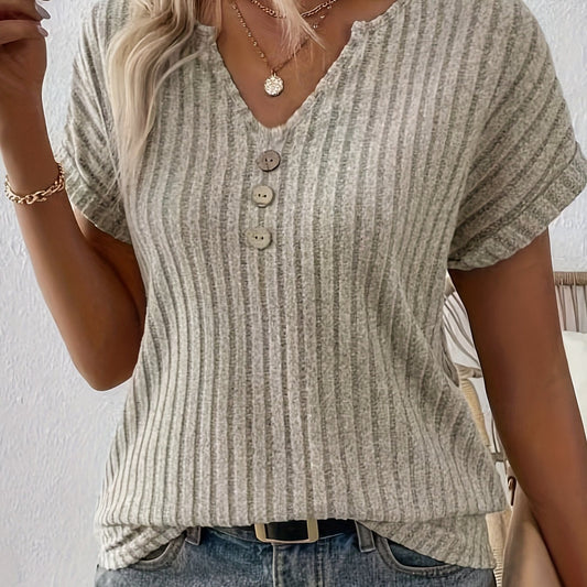 Camiseta casual a rayas - Diseño con cuello en V y cierre abotonado