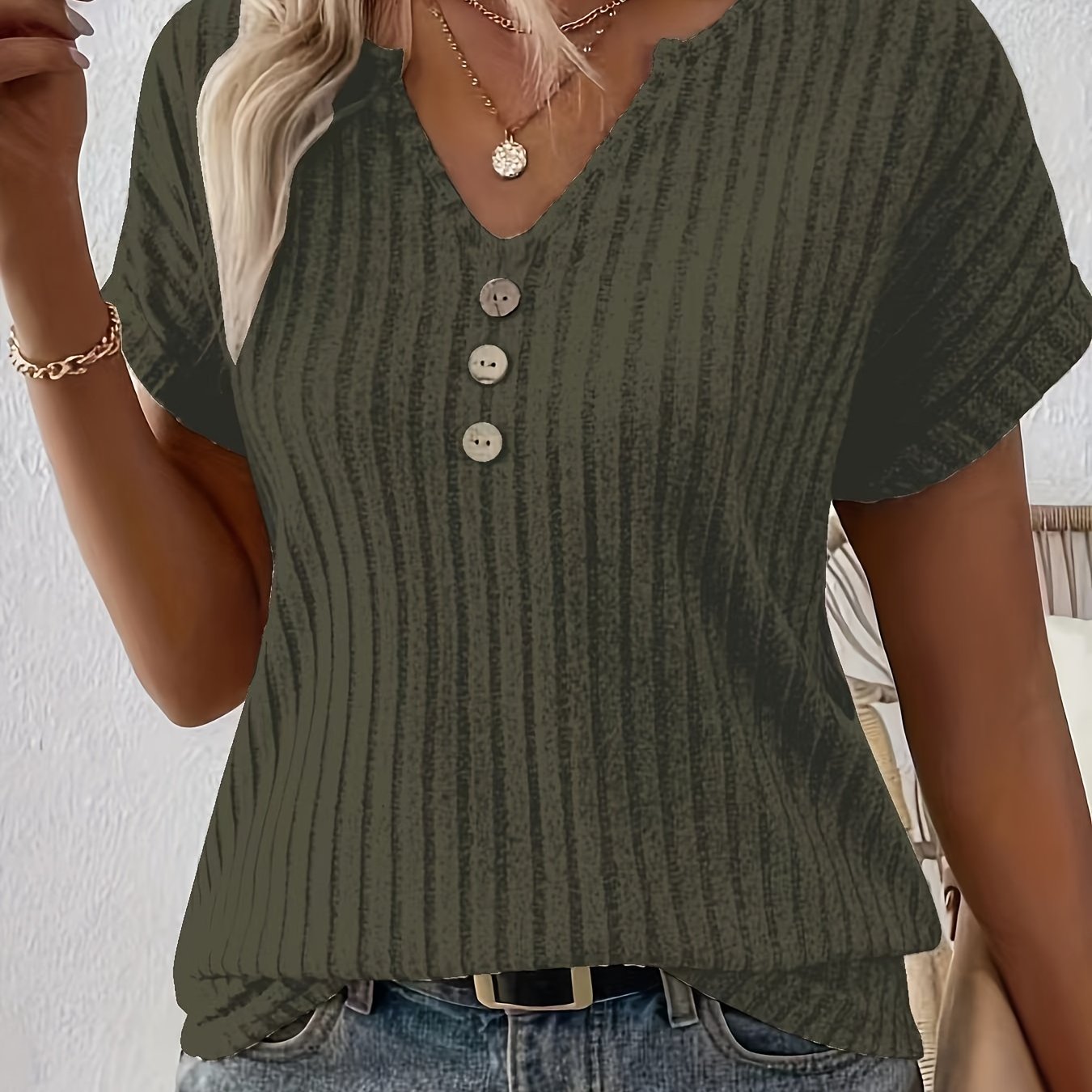 Camiseta casual a rayas - Diseño con cuello en V y cierre abotonado