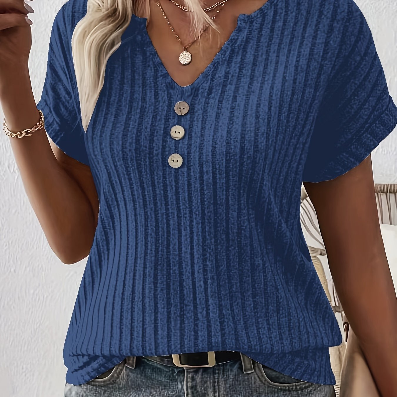 Camiseta casual a rayas - Diseño con cuello en V y cierre abotonado