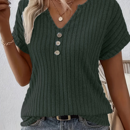 Camiseta casual a rayas - Diseño con cuello en V y cierre abotonado