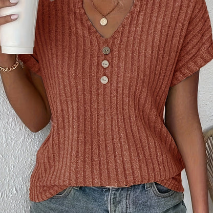 Camiseta casual a rayas - Diseño con cuello en V y cierre abotonado