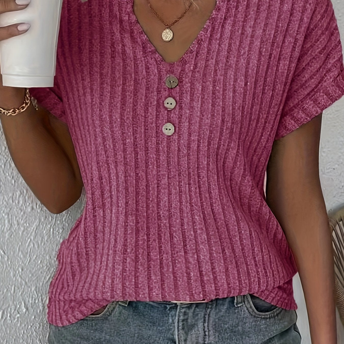 Camiseta casual a rayas - Diseño con cuello en V y cierre abotonado