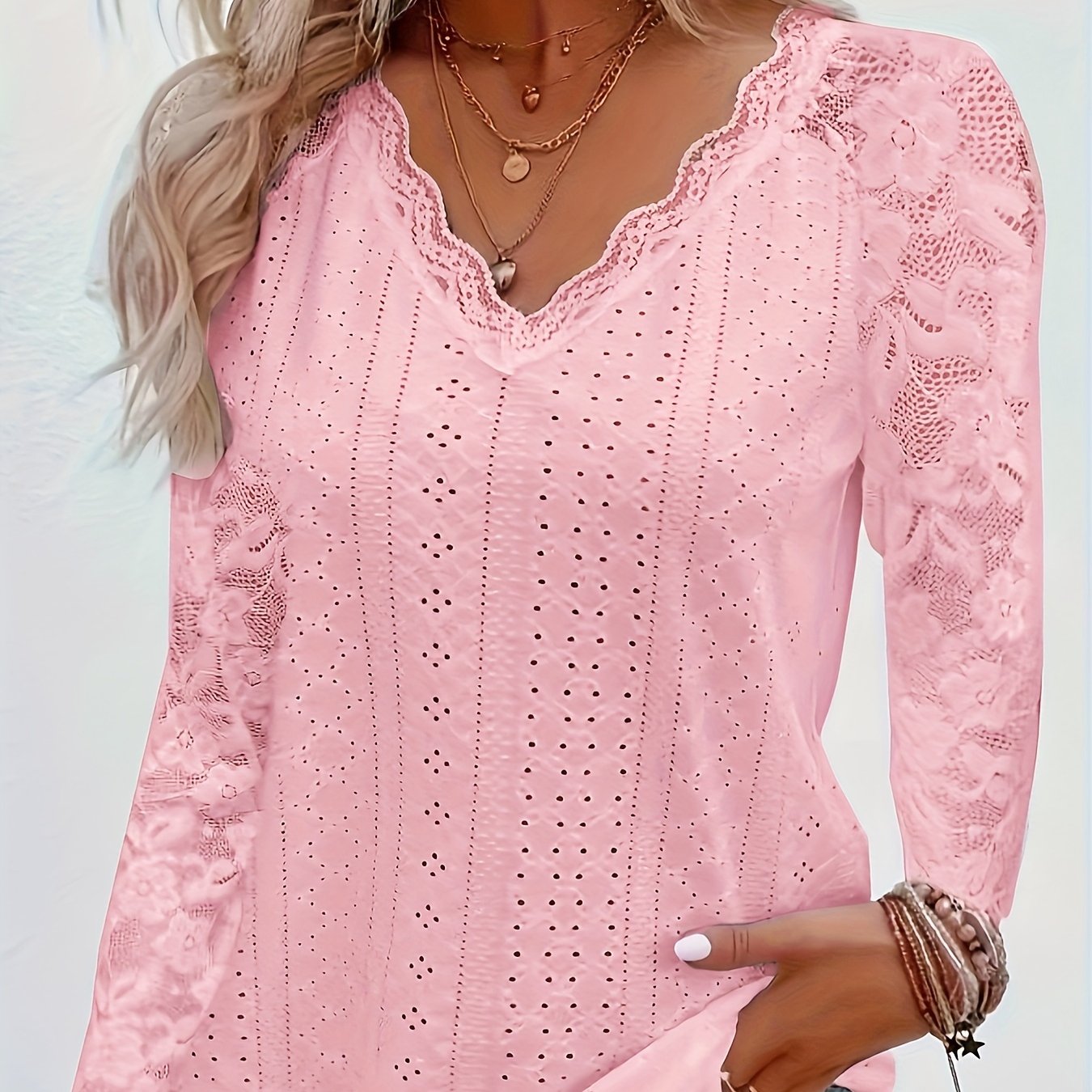 Camiseta con cuello en V de encaje en contraste - Tejido suave y ajuste flexible