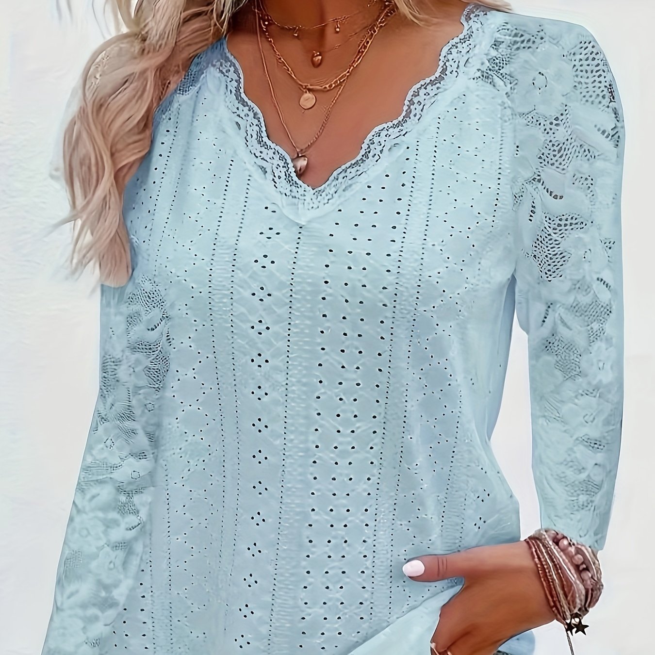 Camiseta con cuello en V de encaje en contraste - Tejido suave y ajuste flexible