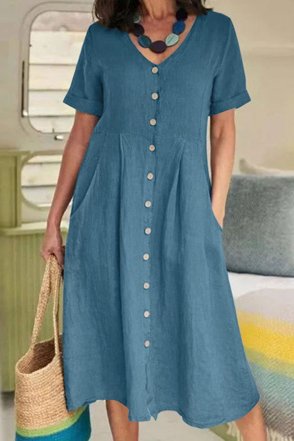 Vestido midi ligero con mangas cortas y estilo camisa abotonada