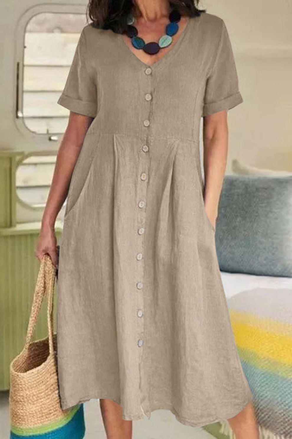 Vestido midi ligero con mangas cortas y estilo camisa abotonada