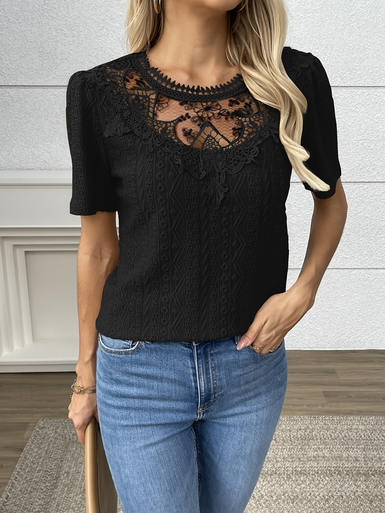Blusa con cuello redondo - Detalles de encaje y estilo de manga corta