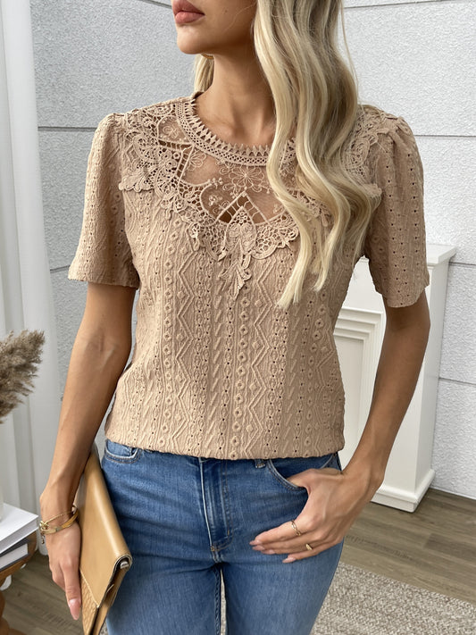 Blusa con cuello redondo - Detalles de encaje y estilo de manga corta
