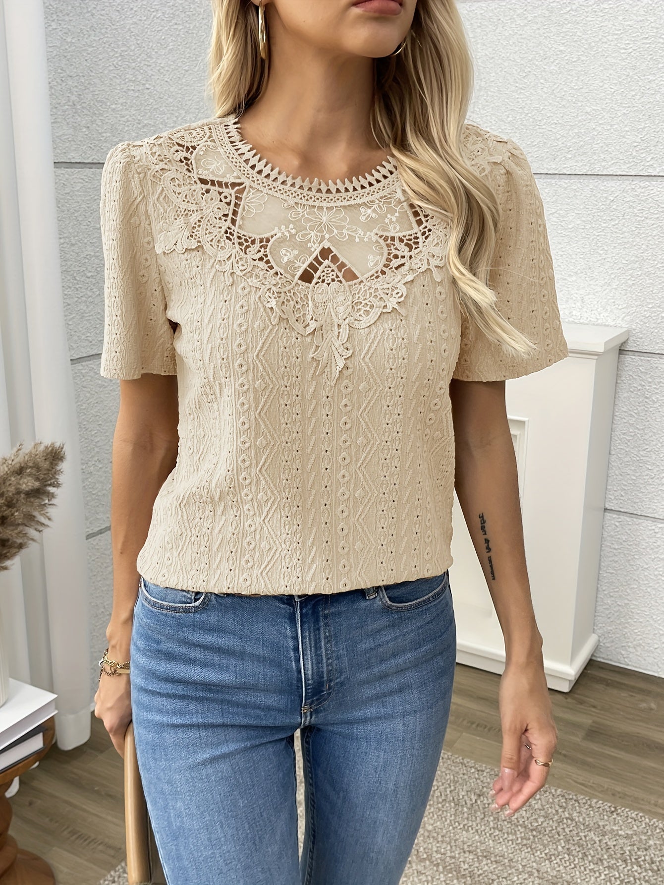 Blusa con cuello redondo - Detalles de encaje y estilo de manga corta