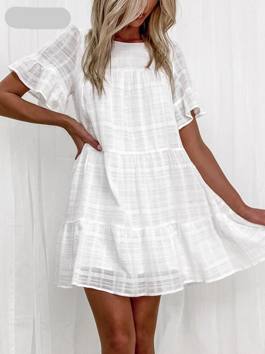 Vestido corto de verano en un estilo casual con mangas cortas