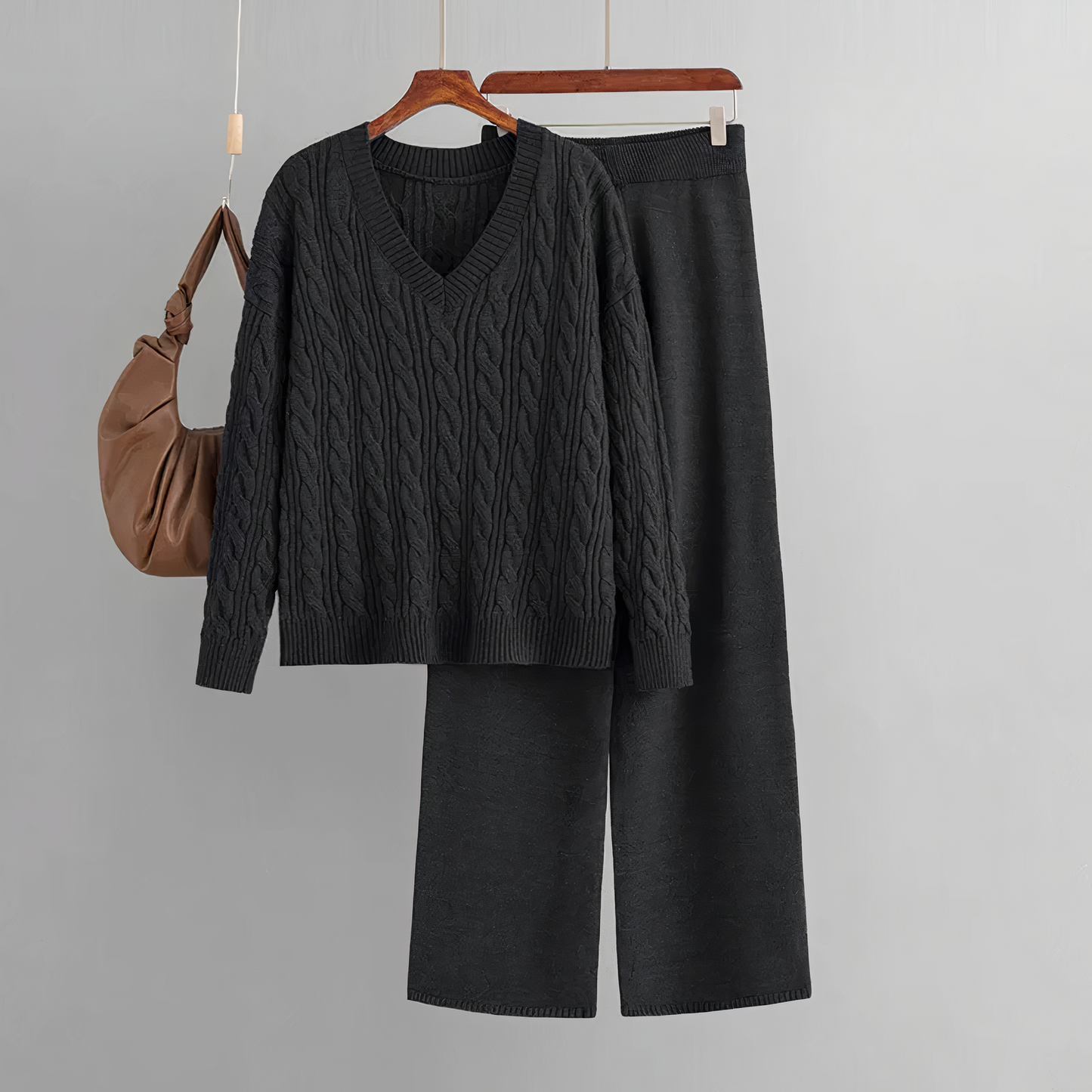 Conjunto de moda con cuello en V | Elora